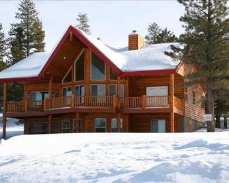 Luxury Living in Scenic Meadow - Duck Creek Village - Edificio