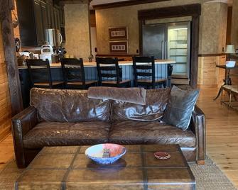 Stunning Lake Getaway, Lake Front, No steps, Boat ramp, no gravel, near ballpark - Camdenton - Sala de estar