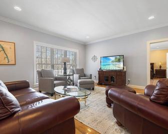 Your Own Private Waterfront Oasis With This Stunning 4-bedroom - Gilbertsville - Wohnzimmer