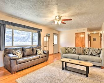 Mountaineer Retreat - 5 Mi to WV University! - Morgantown - Living room