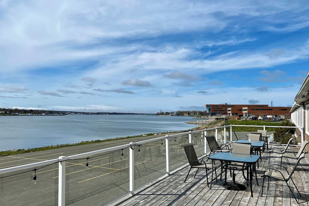 Stay With Us In Comfort @harbourviewinn Located In The Heart Sydney Nova Scotia - Sydney - Balcony
