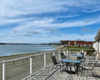 Stay With Us In Comfort @harbourviewinn Located In The Heart Sydney Nova Scotia - Sydney - Balcony
