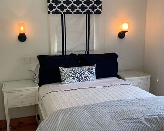 Walk to Town! Bike or Bus to Beach! Charming Cottage on Quiet, Private Lane - Nantucket - Bedroom