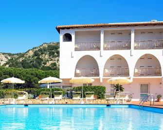 Hotiday Room Collection - Baja Sardinia - Baia Sardinia - Pool