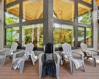 Luxury mountain cabin, near Crystal Mountain & Mt. Rainier - Enumclaw - Patio