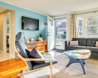 Walk to Monument Beach: Cape Cod Cottage w/ Grill - Bourne - Sala de estar