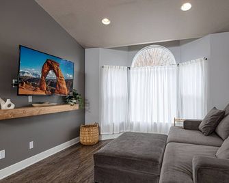 Perfect Location, mountain views w/ fenced yard - Ogden - Living room