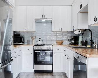 Waterfront Cabin w Dock, Kayak, SUPs sleeps 7 - Marble Falls - Kitchen