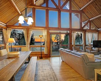Large Log Cabin-Ocean View/Beach/Hot Tub/Bbq/Games/Ev/Pets - Camano Island - Living room