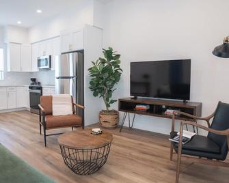 Charming 2-bedroom house in delightful Los Angeles with parking and laundry - Van Nuys - Sala de estar