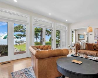Waterfront Paradise | Pool, Views & Serenity - Royal Oak - Living room