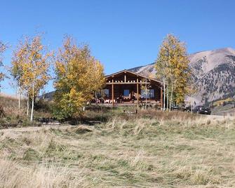 Secluded Cabin w/ hottub, petfriendly, firepit, 20min to town, fish hunt slps 2 - Gunnison - Building