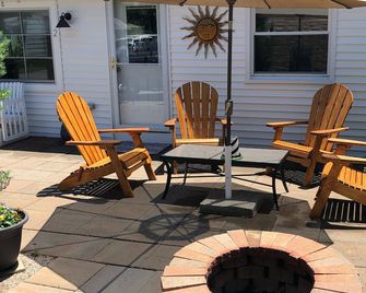 Misquamicut Westerly Secluded Beach Cottage 2020 remodeled and upgraded. - Westerly - Innenhof