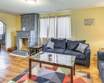 Pet-Friendly Little Rock Home on Spacious Lot - Little Rock - Living room