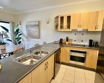 Breakwater Bliss & Beyond - Townsville - Kitchen