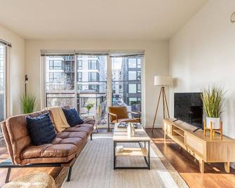 Close Downtown Modern Apartment - Pet Friendly, WiFi, Rooftop views - Seattle