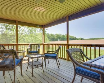 2 Mi to Wineries: Calm Cottage on 90 Acres w/ Barn - Stewartstown - Balcón