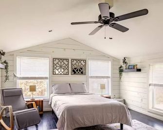 Newly remodeled 1920s farmhouse in the heart of the Finger Lakes - Hammondsport - Habitación