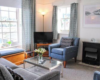 8b Fore Street - Salcombe - Living room