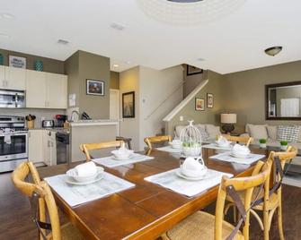Adorable 4 bedrooms townhouse, Lucaya Village Resort - Kissimmee - Dining room