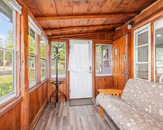 Cozy pet-friendly cabin with dock, firepit, bikes, BBQ - Newaygo - Sala de estar