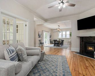 A block from the beach! Sleeps 20! Hot Tub, Game Room! - Ludington - Sala de estar