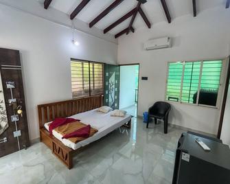 Green Nest 6BR Homestay in Goa by Homeyhuts - Anjuna - Bedroom