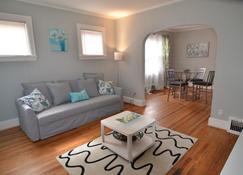 Lower Flat Downtown Royal Oak - Royal Oak - Living room