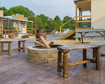 The Outpost - Grand Rivers - Patio