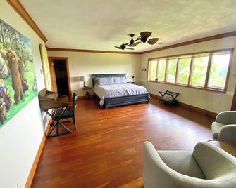 Grafton Getaway @ Overlook Lodge - an 8,000 sq foot home on 33 acres & sleeps 35 - Godfrey - Bedroom