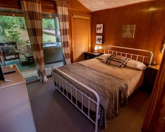 Hillside Haven secluded vintage cabin with hot tub - Cherokee Village - Bedroom