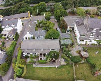 Cara s Cottage sleeps 4. Harbour views. Off-street parking - Kinsale - Building