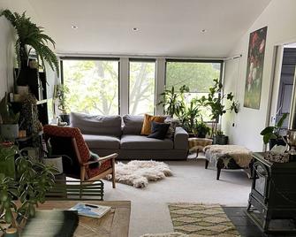 Half Mile Haven - Alexandra - Living room