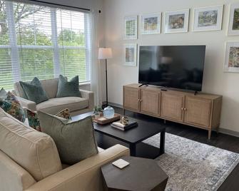 Modern Long Stay 2br | Walk-In Shower | No Steps - Dublin - Stue