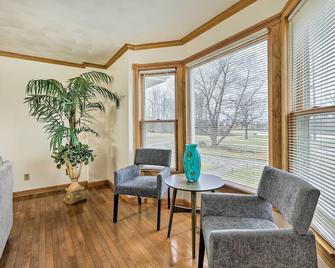 5-Acre Vacation Home with Woods and Hiking Ground - Pickerington - Living room