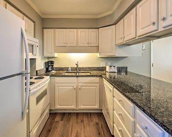 Emerald Isle Resort-Style Condo: Walk to Beaches! - Emerald Isle - Cocina
