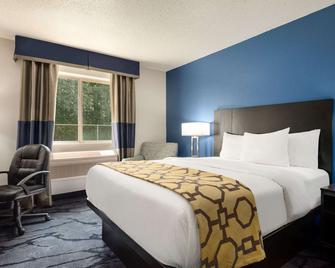 Baymont Inn & Suites by Wyndham Swanton/Toledo Airport - Swanton - Bedroom