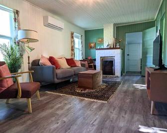 Book now! August cancellation! - Winnipeg Beach - Living room