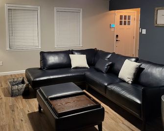 Home Away From Home, Cozy Grounds, Minutes From the Excitements... - Blytheville - Huiskamer