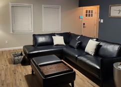 Home Away From Home, Cozy Grounds, Minutes From the Excitements... - Blytheville - Living room