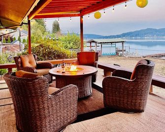 Union waterfront house with 2 king beds, kayaks, Wifi, next to Alderbrook Resort - Union - Balcón