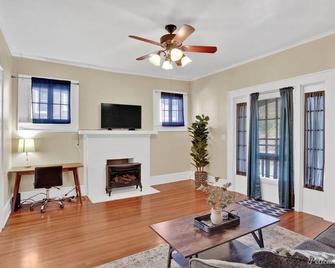 Rest Well On Creswell - Shreveport - Living room