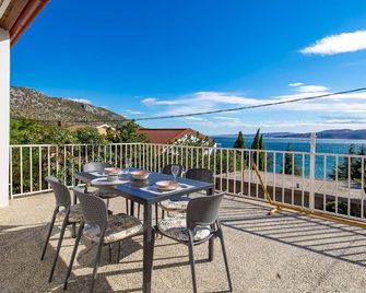 Awesome Apartment In Karlobag- Ribarica - Karlobag - Balcón