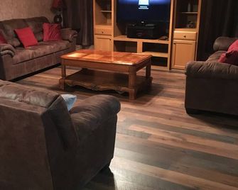 Centrally located between Bryson City, Sylva and Cherokee.5 mins to the Casino. - Whittier - Living room