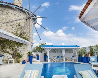 Alacati Degirmen Hotel - Alacati - Piscina