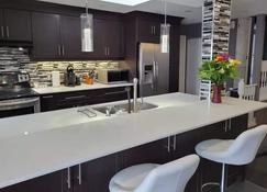 Luxurious 3 Bed, 2 Bath Home with Heated pool. - London - Kök