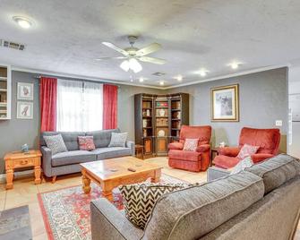 Lawton Home with Deck, Near Casinos and Museums! - Lawton - Living room