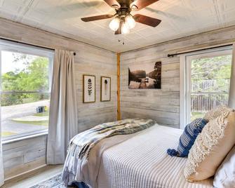 Lake Granbury Views Texas Vacation Rental! - Granbury - Habitación