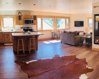 New Listing! Charming Downtown Bigfork - Bigfork - Living room