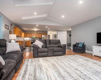 South Gunlake Hideaway 1mibaypointe~pool/Gym/Sleep12- - Kalamazoo - Living room